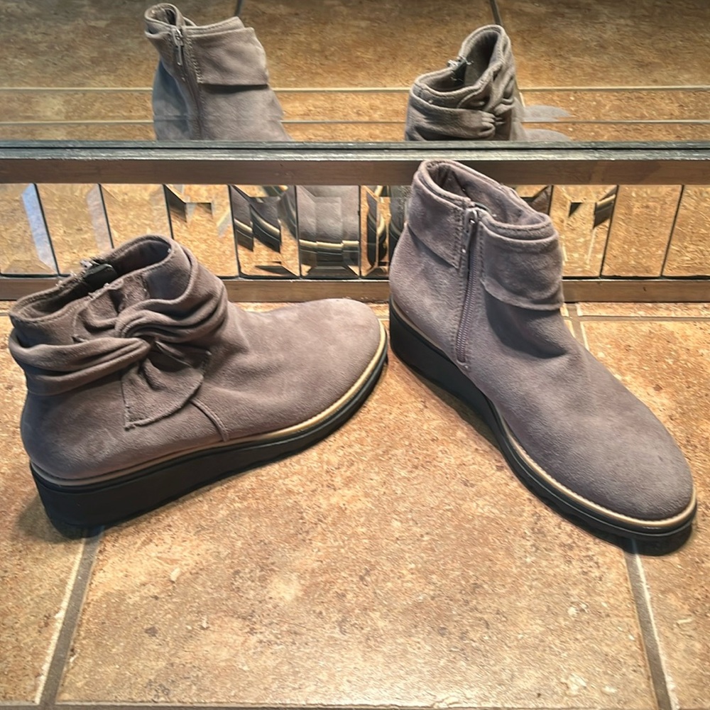 NWOT Clark’s Wedge Gray Suede Booties
